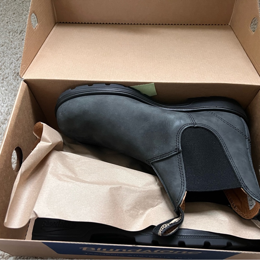 New #587 Blundstone Boots US M 8/W10